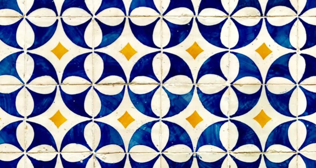 Patterned tiles